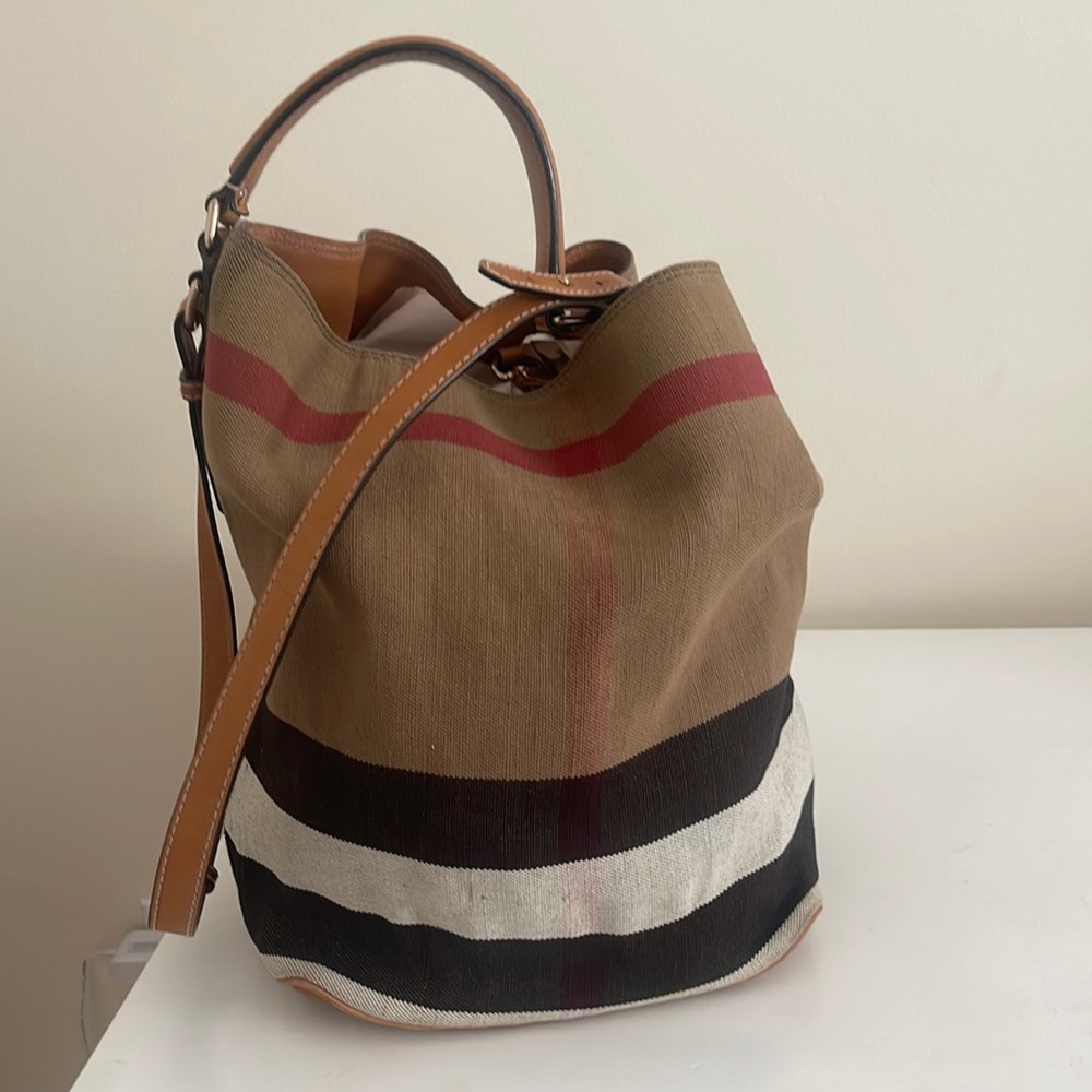Burberry Ashby bucket tote bag